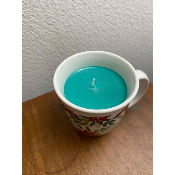 Pointsetta Mug With Christmas Wreath Candle - Picture 2 of 7